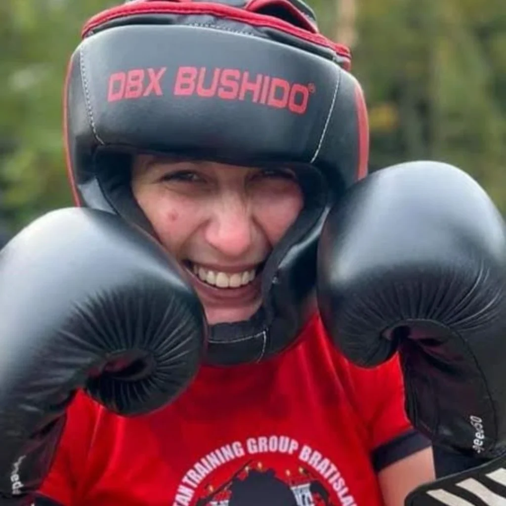 Any Komorová úsmev v boxerských rukaviciach a chrániči hlavy